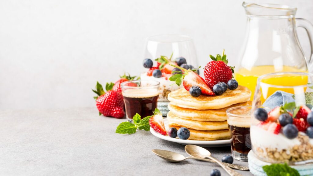 Petit-déjeuner varié et équilibré comprenant fruits frais, flocons d’avoine, noix et graines, idéal pour éviter les fringales du matin – conseils bien-être LaserAddict.