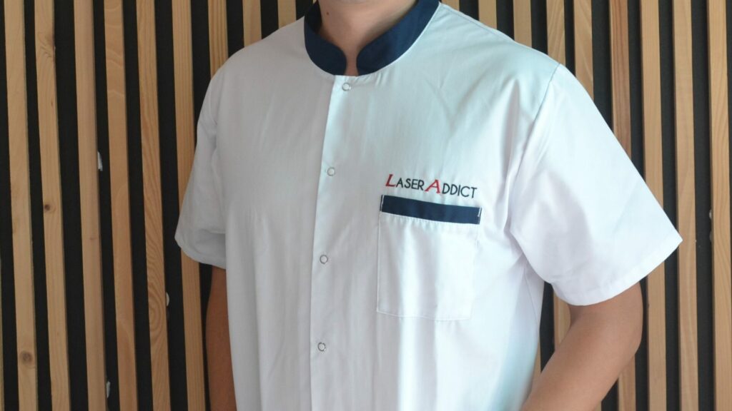 Praticien LaserAddict en blouse professionnelle illustrant l’hygiène, le professionnalisme et la qualité du réseau.