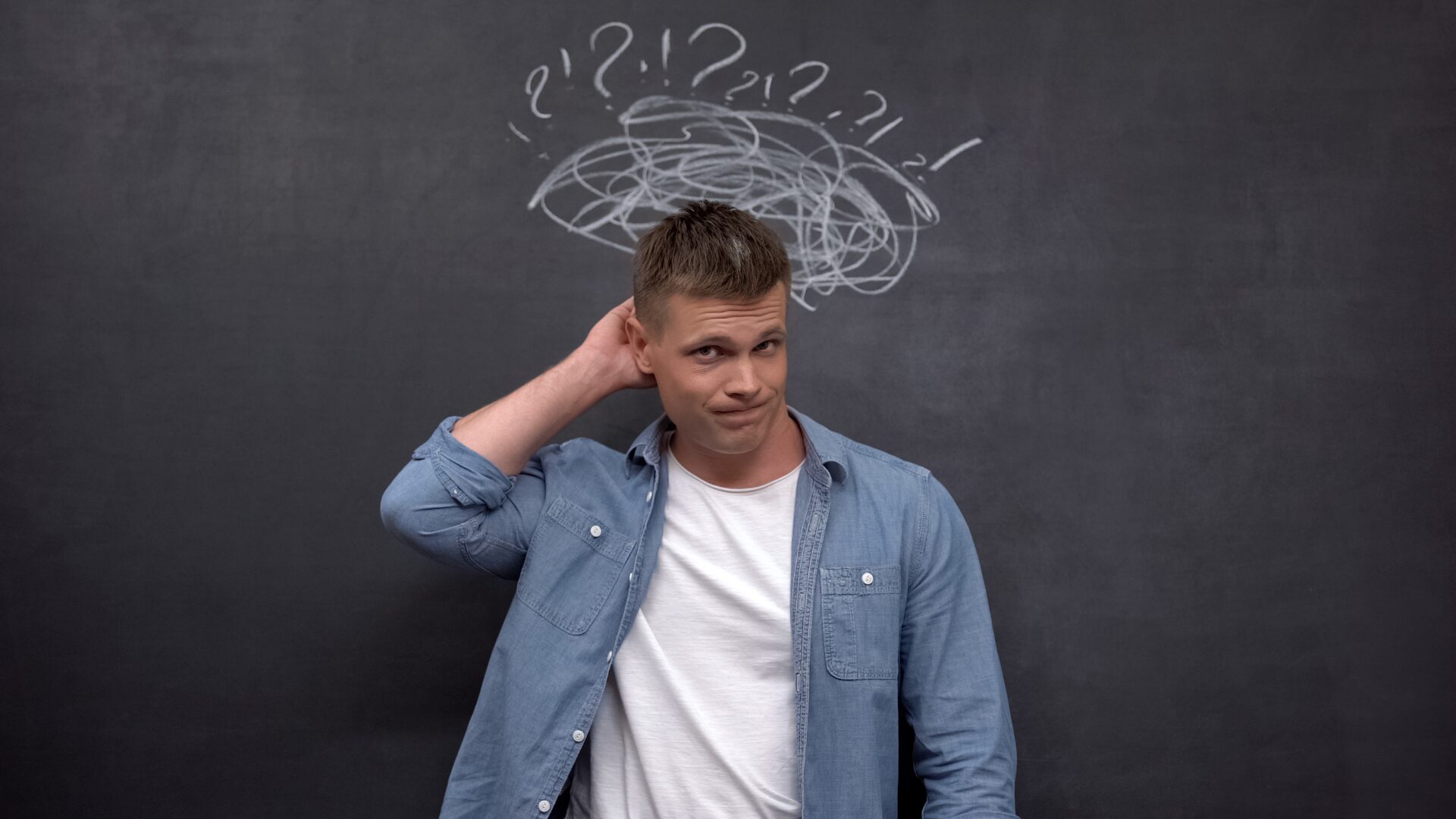 Homme pensif entouré de points d’interrogation symbolisant les doutes et le manque lors de l’arrêt du tabac.