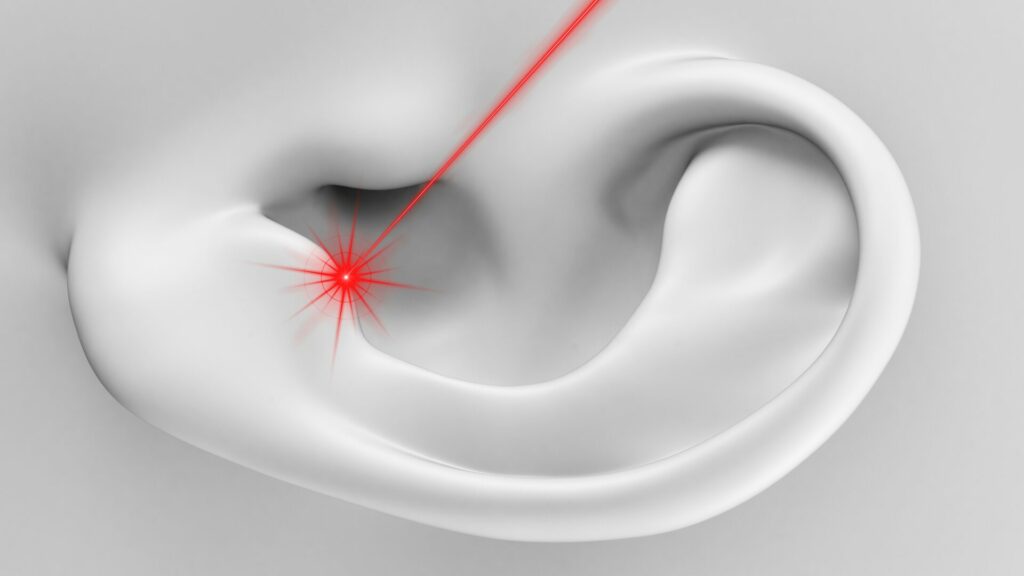 Stimulation au laser doux sur l’oreille illustrant la méthode LaserAddict pour arrêter de fumer grâce à la réflexologie auriculaire.