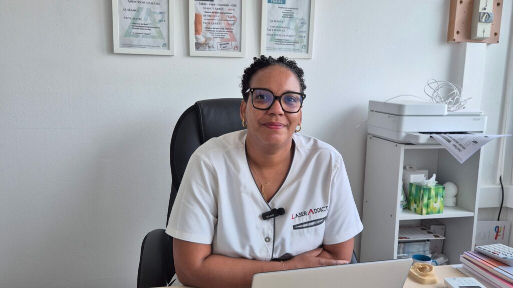 Franchisée LaserAddict célébrant sa première année d’activité dans leur centre bien-être LaserAddict