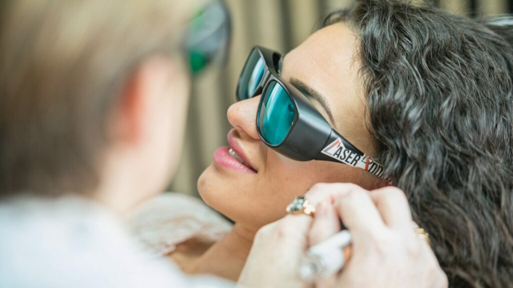 Séance de laser stop sucre chez LaserAddict avec stimulation auriculaire par laser doux pour réduire l’addiction au sucre