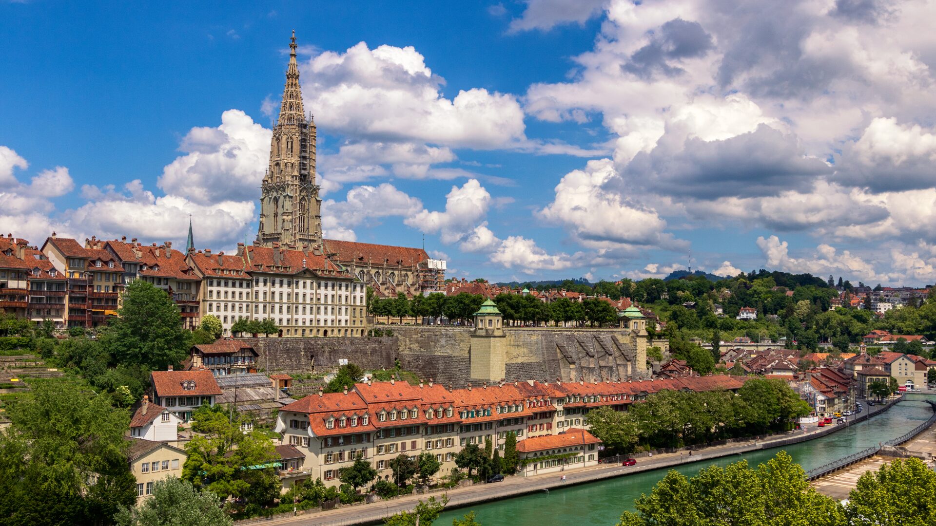 Vue panoramique de Besançon avec la Citadelle surplombant la ville, à l’occasion de l’ouverture du centre LaserAddict Besançon spécialisé en stop tabac et accompagnement bien-être.