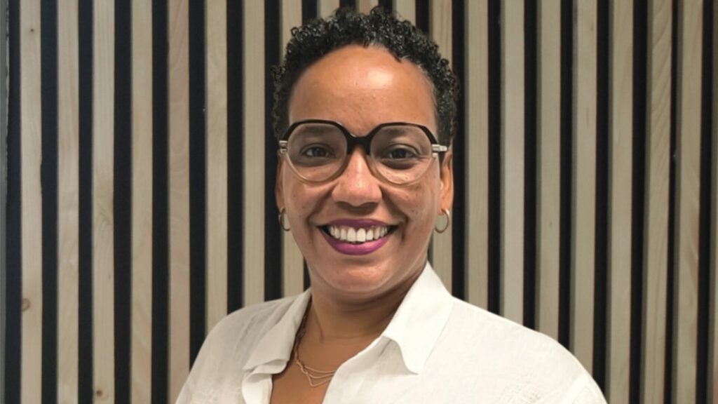 Pascale, praticienne et franchisée LaserAddict au centre du Lamentin en Martinique, accueillant ses clients dans son espace bien-être.